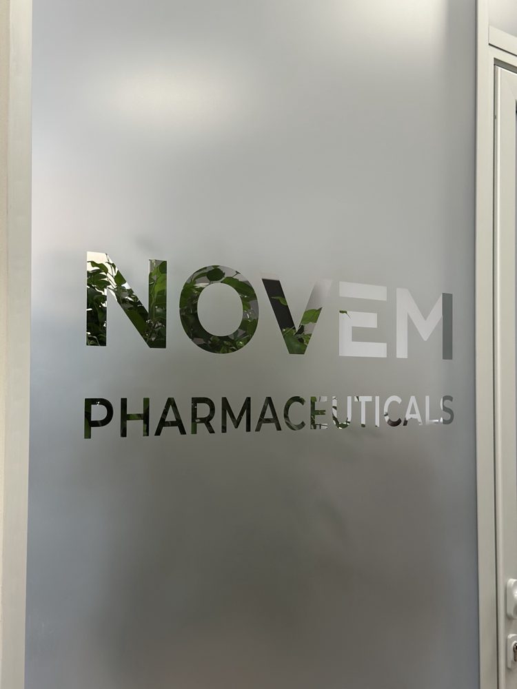Надпись NOVEM PHARMACEUTICALS на стекле — офис в БЦ ЛОТОС